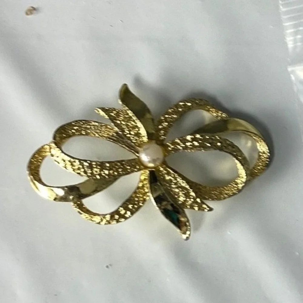 Vintage Gold‎ Tone Textured Ribbon Bow Brooch Pin with Faux Pearl Accent